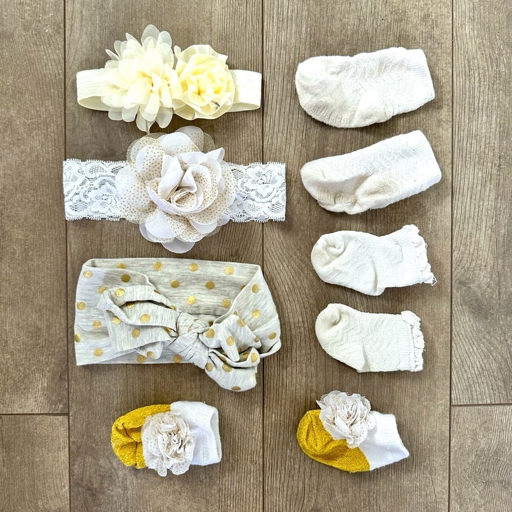 Baby girl elegant accessory lot
headband lacey bows, socks